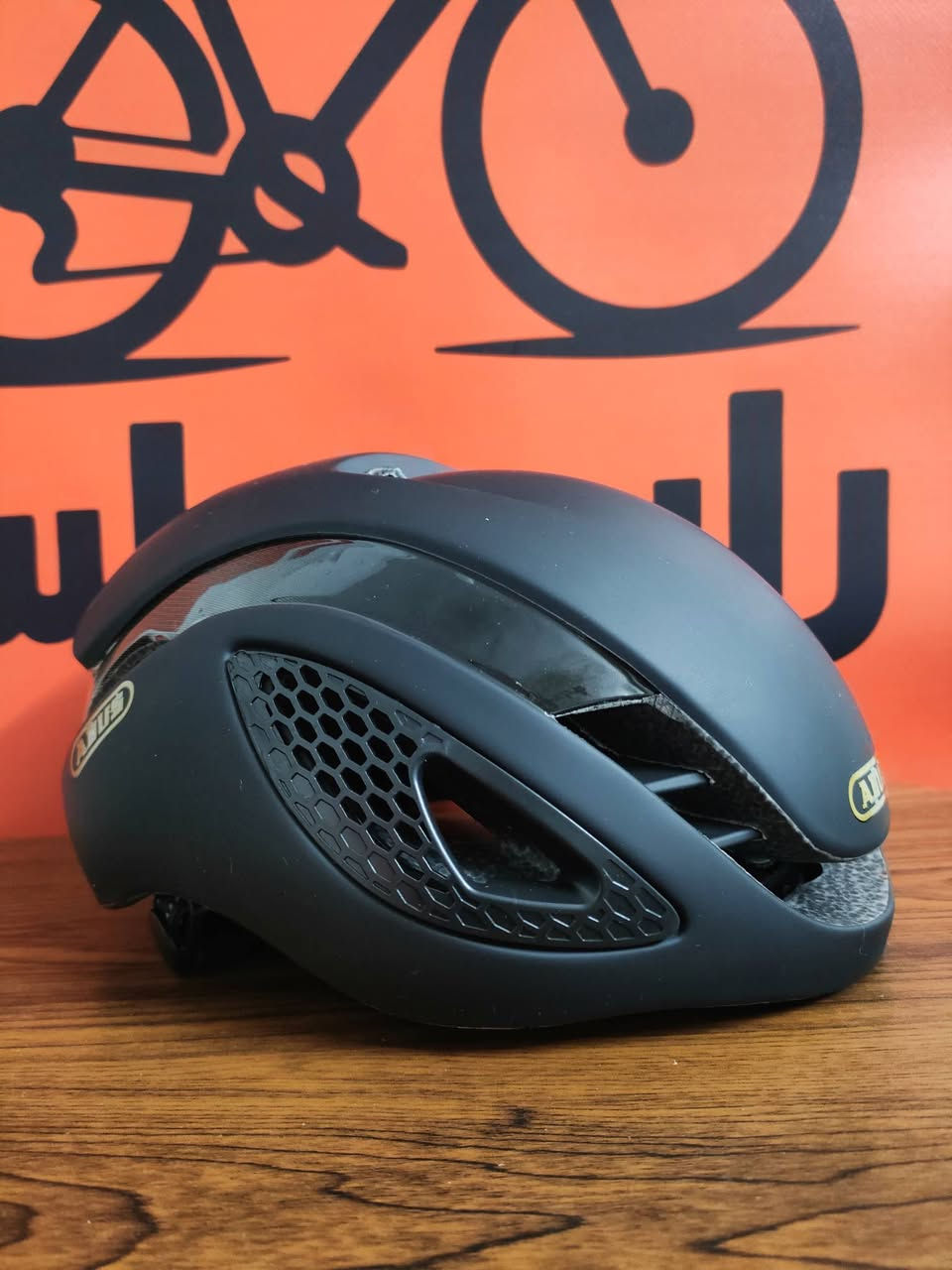 للفخامة عنوان 💪🏻🔥

الجميل ABUS متوفر هل مرة بلون تحفة مميز جدا ( اسود + ذهبي )😍💥

 ABUS GameChanger 

 فيما يلي بعض ميزاتها الرئيسية: 

مصممة بديناميكا هوائية متقدمة (تصميم متعدد المواضع) لتقليل مقاومة الرياح في جميع زوايا الرأس أثناء السباق. 

تتميز بتقنية التبريد بالهواء القسري (Forced Air Cooling Technology) التي توجه الهواء حول الرأس للحفاظ على برودة الرأس وراحته. 

مزودة بأحزمة FlowStraps الهوائية، والخالية من الرفرفة، واللطيفة على البشرة. 

تستخدم نظام تعديل Zoom Ace لضمان ملاءمة مثالية. 
تشتمل على بنية Multi Shell In Mold لتعزيز الأمان الممتاز .

متوفر توصيل سريع لباب بيتك لكل محافظات العراق! ⚡🚚

يمكنك الطلب الان عبر الصفحة 📩

للحجز: *********** ☎️

تابعونا ليصلكم كل جديد أول بأول! 💥

#رايدر_بلس
