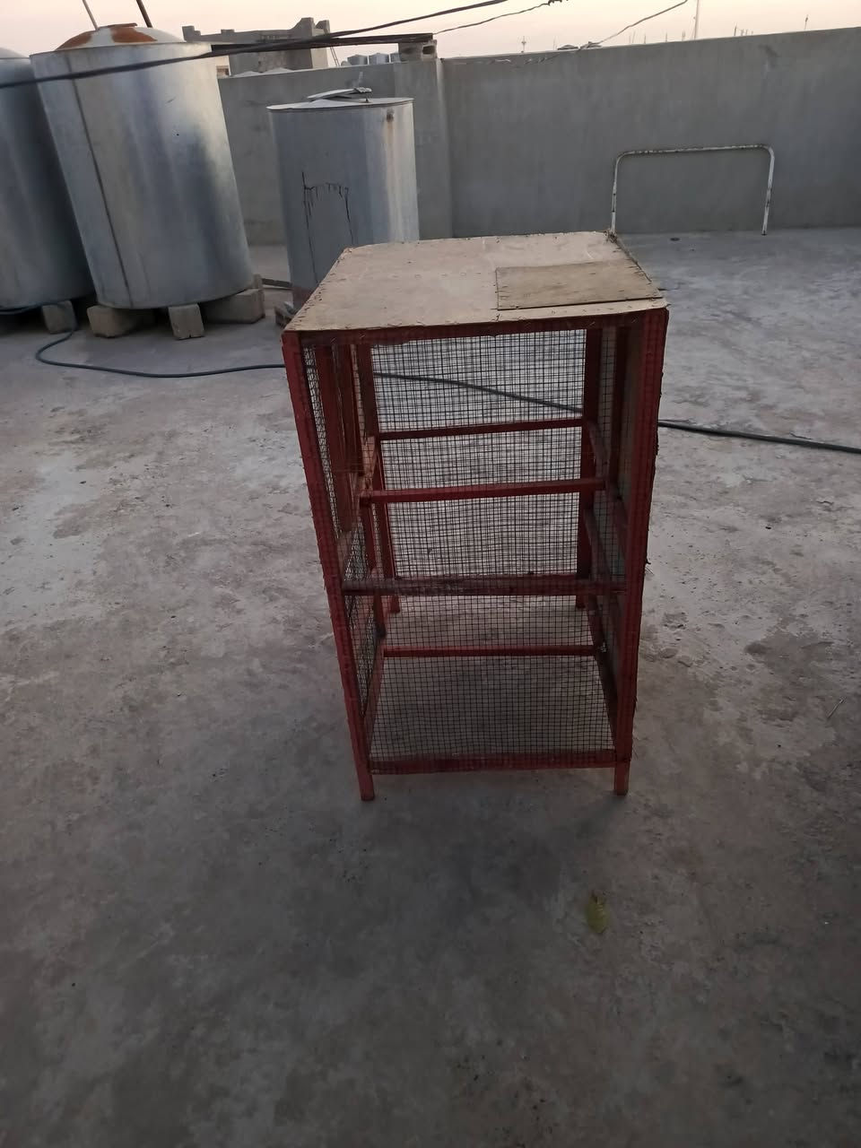 قفص بهاذا الشكل للبيع نقص بس كاعيه تفاصيل***********
