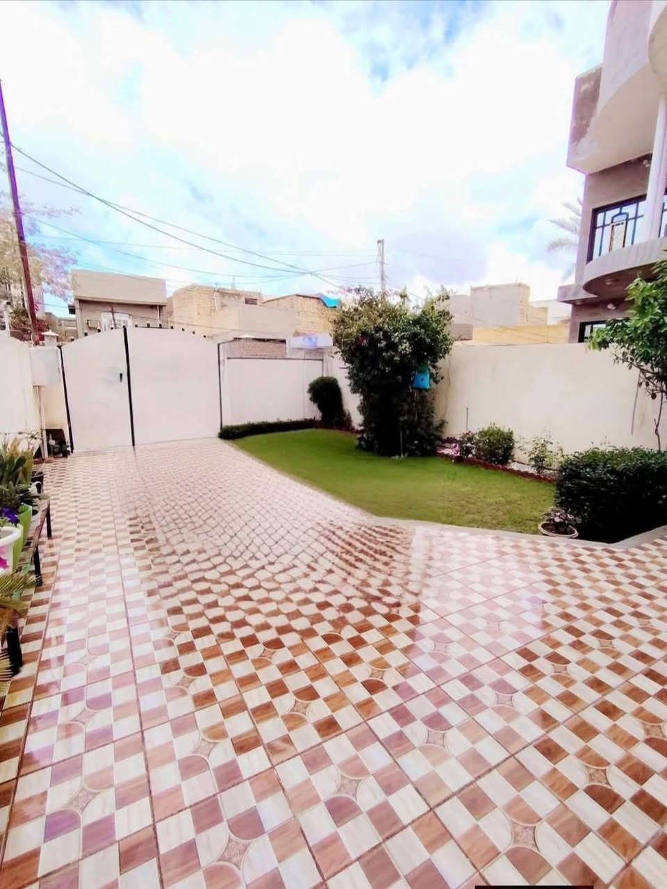 الصحــــــــة (خلـــــــف مسبــــــــح السندبـــــــاد)
🏠دار للبيــــــــــع
بنـــــــــاء حـــديـــــث
__________________
المساحــــــة // 150م واقع حال 190م
الواجهــــــــــة // 7.60م
النـــــــــــــــــزال // 25م
#طابـــــــو #زراعـــــي #سنـــــــد 25
__________________
🏗️🧱#الطابــــــــــــــق #الأرضـــــــــي 
غرفــــــــــة وصالــــــــــة وهـــــــــــول ومطبــــــــخ ومجمــــــــع صحيــــــــــات ومنـــــــــــاور وگـــــــــراج وحديقــــــــــة ...
🏗️🧱#الطابــــــــــــــق #الثانــــــــــــــــي 
سويــــــــــت متكامـــــــــــل ...
__________________
___________💲
السعــــــــر 185 مليــــــــون ممگــــــــن تفــــــــاوض
___________💲
__________________
#مكتـــــــــب
      🏗️🧱أمـــــــــــلاك بابـــــــــــل للعقـــــــــار🧱🏗️
#الكائــــــــــن 
   شارع_الكرامة_قرب_الضريبة_مقابل_التخطيط_العمراني
        ***********📞☎️📞***********
_____________________________________________
#أملاك_بابل_للعقار
