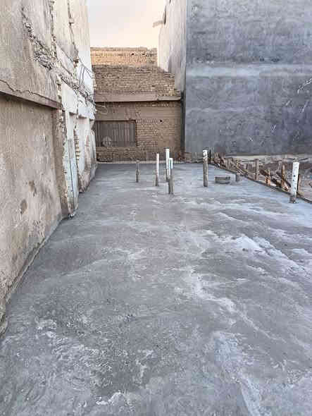 عملنا في ميسان فقط تسليم مفتاح كرسته وعمل ترميم إضافة بناء تسليم هيكل عظم بدون باب وشباك سعر المتر المربع للهيكل كرسته وعمل ١٨٠ الف يتضمن الفقرات التاليهه
دفن وتعديل الأرض بمادة السبيس مع مستوى وزن الشارع
مع الحدل بحادله كبيرة
رش مبيدات كلوردين قاتل الحشرات
تسقيط وتخطيط الخارطه على الارض مع فرش نايلون زراعي نوعيه جيده
عمل المجاري حسب مخطط الخارطه نوعية امل الشريف المصري
تسليح الرفت يكون حسب مخطط الخارطه مع حصيرتين تسليح
صب الرفت بمواد درجه اولى اسمنت مقاوم رمل اخيضر حصو مكسر او صب بم  كونكريت جاهز حسب طلب الزبون
يكون ارتفاع الرفت ٤٠ سم
صب بتلو ٢٠ سم حسب المخطط
بناء بالطابوق الجمهوري بارتفاع ٣،٣٠ للطابق الأرضي
عمل حداده ونجاره صب السقف نوعية الشيش عراقي اف اف أو سوبر أو ماس رباط ٣٠ سم على كل البيت مع السقف
بناء الطابق الثاني بارتفاع ٣،١٠ نفس مواصفات الطابق الأرضي مع مردات ماء ٢٠ سم
بناء البيتونه مع صب السقف حسب مساحة الخارطه مع الستاره بارتفاع ١،٧٠ سم
يشمل الهيكل المجارى كاملة مع مرازيب السطوح والبلكونات
مع تأسيس أنابيب السبالت مع تأسيس جكشنات سبور لايت السقوف
علما عملنا في ميسان نقد فقط
***********
