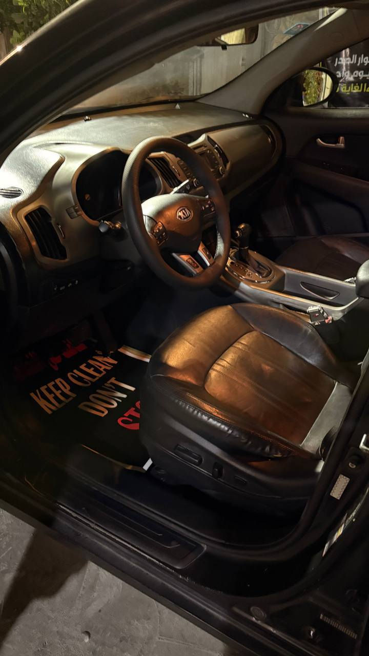 السلام عليكم كيا سبورتج 2016للبيع وارد امريكي سيارة نضفيه مكينه وكير خير من الله بل كارتون ممشى السيارة 100الف عنوان السياره واسط مركز الكوت ***********
