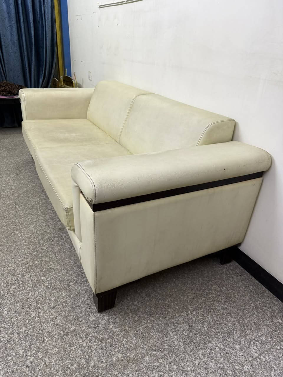 السلام عليكم
تخم ابيض جلد كرسيين وقنفة 

القنفة طولهة ٢٠٣
المقعد ١٥٢
العرض ٨٣

الكرسي طوله ١١٠
العرض ٨٣
المقعد ٥٧

السعر 150 الف وبي مجال للشراي

مكاني بغداد الغزالية
***********
اتصال مباشر او واتساب او ماسنجر
