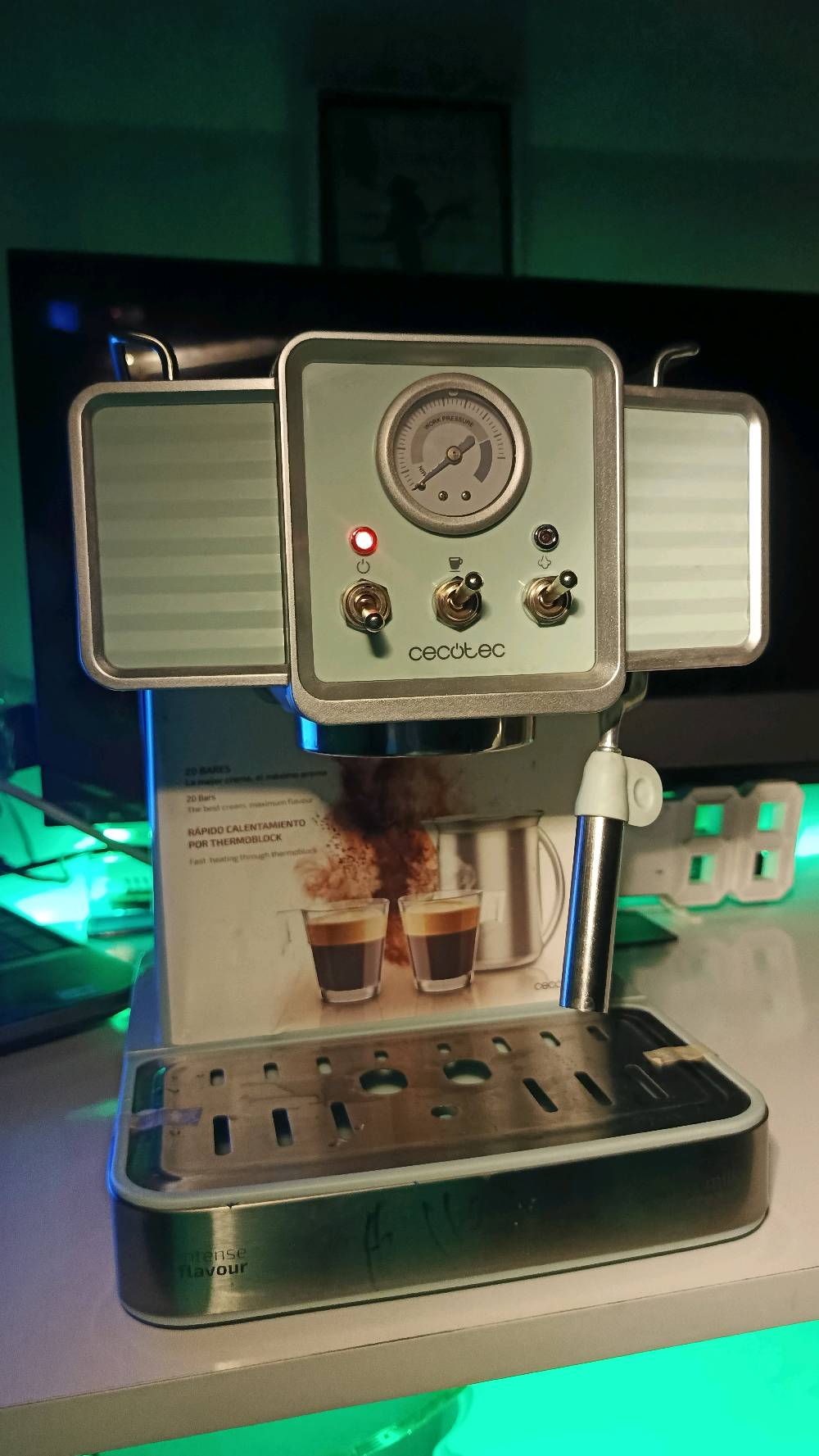 فرصة لا تعوض – ماكينة اسبريسو Cecotec جديدة 🔥
تريد قهوة مقهى بالبيت؟ هاي هي الحل 👌
✔️ ضغط 9 بار – كريما وطعم احترافي
✔️ عداد ضغط (تتحكم بالاستخلاص مثل الباريستا)
✔️ عصا تبخير للاتيه والكابتشينو
✔️ تصميم فخم ومرتب
💯 الحالة: جديدة، ما مستخدمة نهائياً
📦 وياها:
 باسكت سنكل + باسكت دبل  / تامبر / سكوب قياس
💰 السعر: 170 ألف
🔻 مجال بسيط
⚡ جهاز نظيف وجاهز فوراً – بس تحتاج قهوة وطاحونة وتبدي 
للتواصل وتفاصيل اكثر :💢***********
 الموقع: الموصل💢