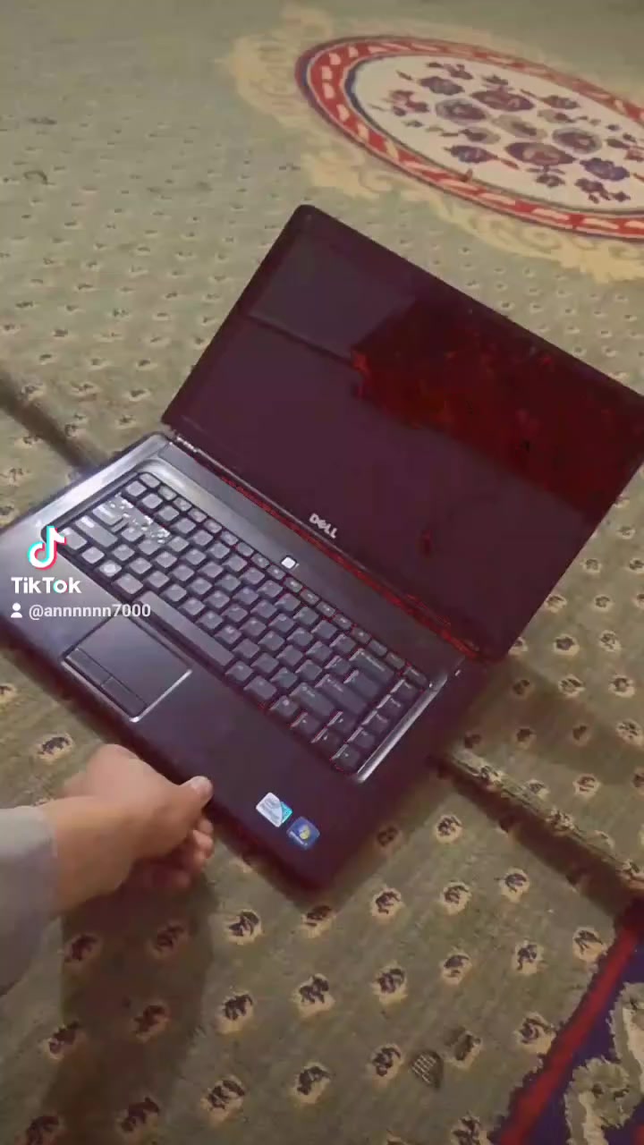 لابتوب ديل شغال... بس شاشه مكسوره.من.دون هارد. تفيد اهل صيانه.بغداد .رقمي.*********** سعر 50 الاف

