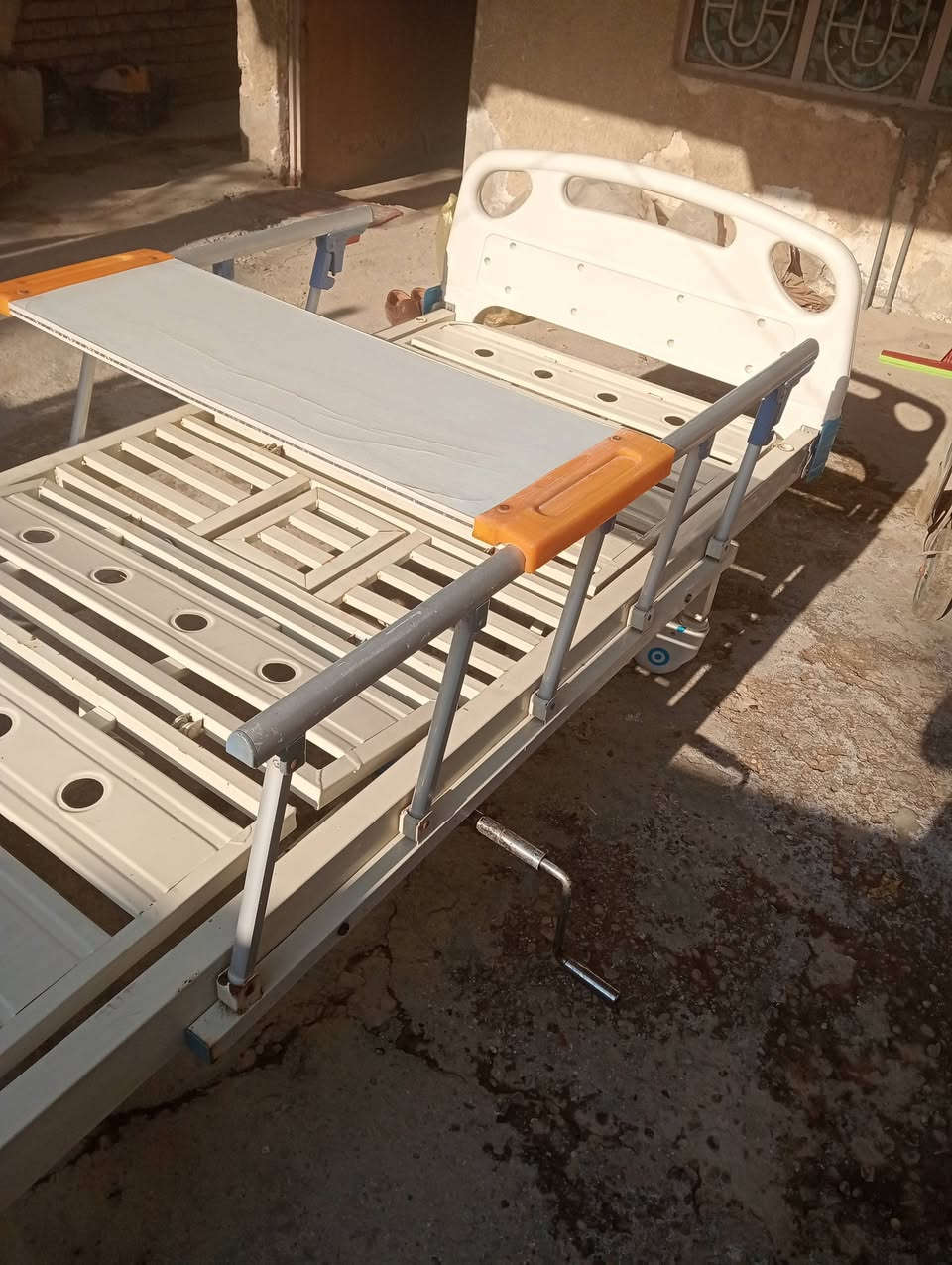 من رخصةمدير الكروب المحترم سرير ذوي الاعاقة مستعمل نظافته 90% مع مفرش نفخ هوائي غير مستعمل للاستفسار الاتصال على الرقم ***********غير متواجد على الفيس بوك بابل مركز المدينة
