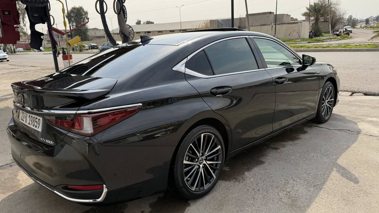 سلام عليكم
لكزس ES300 2024 

نوع الضرر :جاملغ فقط بدون دواخل وبدون ايرباك 

ماشية 12 ميل 

المحرك: 4 سلندر سعة 2.5 لتر

 • نوع النظام: هايبرد (بنزين + كهرباء)

 • القوة الكلية: حوالي 215 حصان

 • ناقل الحركة: أوتوماتيك E-CVT

 • نظام الدفع: دفع أمامي (FWD

 • مقاعد جلد فاخرة

 • شاشة معلومات 12.3 إنج

 • نظام صوت Mark Levinson (في بعض الفئات)

 • شحن موبايل لاسلكي

 • Apple CarPlay و Android Auto

 • تحكم كهربائي بالمقاعد مع تبريد وتدفئة

• فتحة سقف

 • مرايا كهربائية مع طي تلقائي

السعر 365 وبيها مجال بسيط 

 للتواصل والاستفسار على الواتساب 

***********
