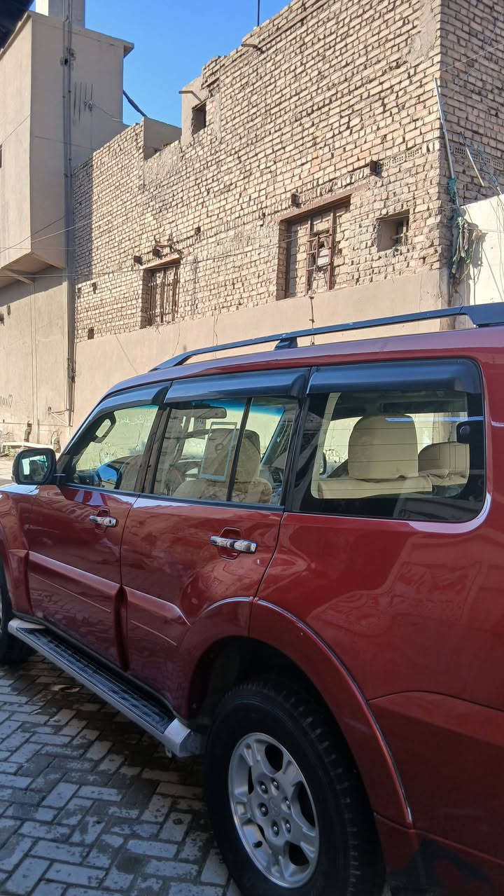 باجيرو 2009 مراوس فقط بيها صبغ فقط بنيد اثر جراد بدون دواخل سيارة جديدة رقم بغداد دولي اريد مراوس فقط مكاني بغداد هذا رقمي ***********
