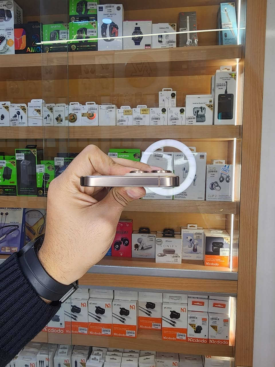 ايفون 16 برو ماكس 256 بطارية ١٠٠% عدد الدورات ١٣٦ الجهاز ماستر وكالة مكفول من التبديل و خدش ما بي بحالة الوكالة سعرة مليون و ٤٠٠ الف قفل الرقم *********** مكاني مدينة الصدر قطاع ٥٧ مجاور الدب
