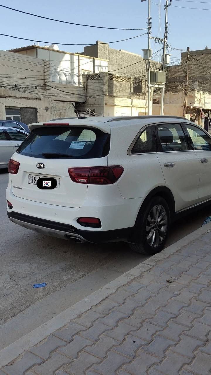 السلام عليكم 
للبيع كيا سورنتو 2019 وارد خليجي محرك 4 سلندر 2400 
رقم كربلاء جديد انكليزي تحويل ثاني يوم سنويه وهزه جدد
المواصفات : كشن السايق كهرباء ثلاث قطع تبريد سبعه  كاميرات محيطيه راكب تحكمات ستيرن بصمه حساسات مري شفط جنطه كهرباء اشاير بالمري ترحيب باليدات لايتات زنون لد نهاري 
ماشيه 103 كيلو متر 
السياره مكفوله كفاله عامه كير شاصي محرك بس بيه طخه صغيره بالبنيد مبينه بالصوره وشخوط بجهه جاملغ الراكب ورصعه بالتكمه
السعر : 210 وبيه مجال
للاتصال: ***********
