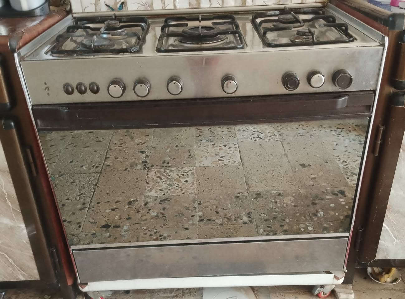 طباخ للبيع مستعمل خمس عيون وبي فرن شغال 
السعر /بالخاص 
‏للتواصل/***********
