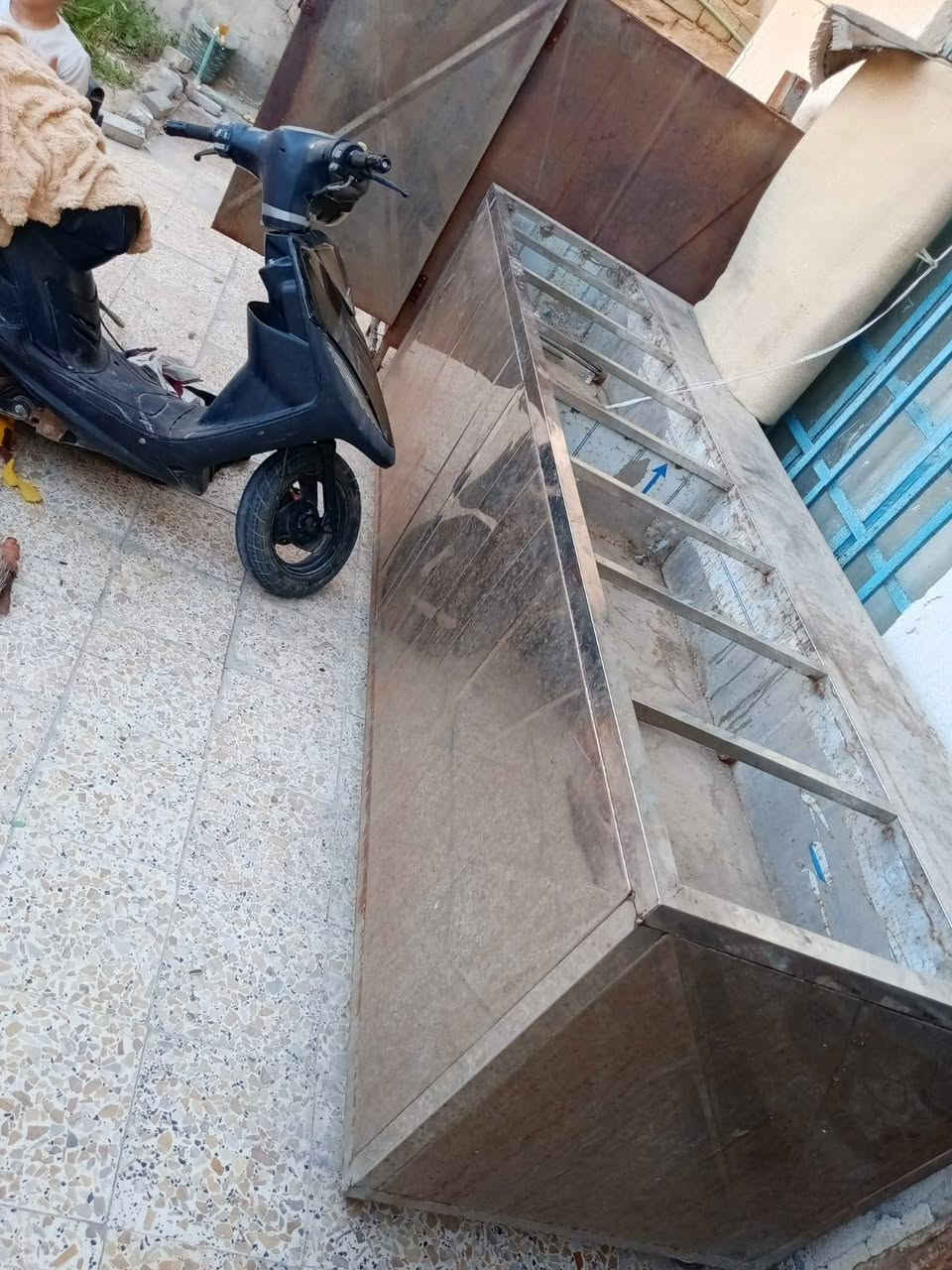 السلام عليكم غراض مطعم حمايه ومواي للبيع اثنينهن ٢٧٥   البصرة ***********
