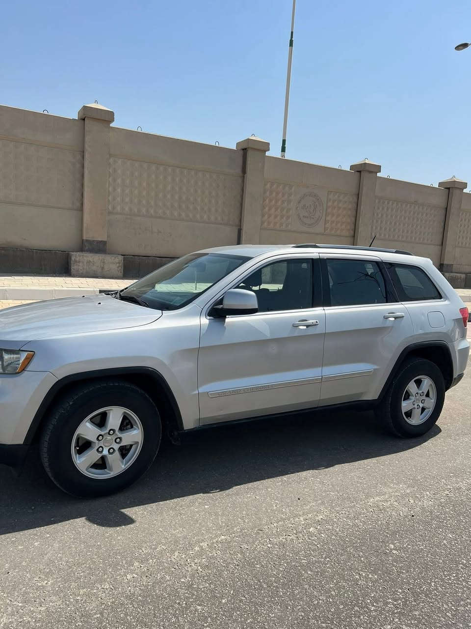 للبيع جيب لاريدو 2012  تو ويل رقم بغداد بيهه صبغ جاملغ مقابل السائق فقط بدون ايرباك
بصمة ابواب 
بصمة تشغيل 
تحكم ستيرن 
محرك 3.6  سته سلندر 
السيارة نظيفة 
السعر 155

***********
