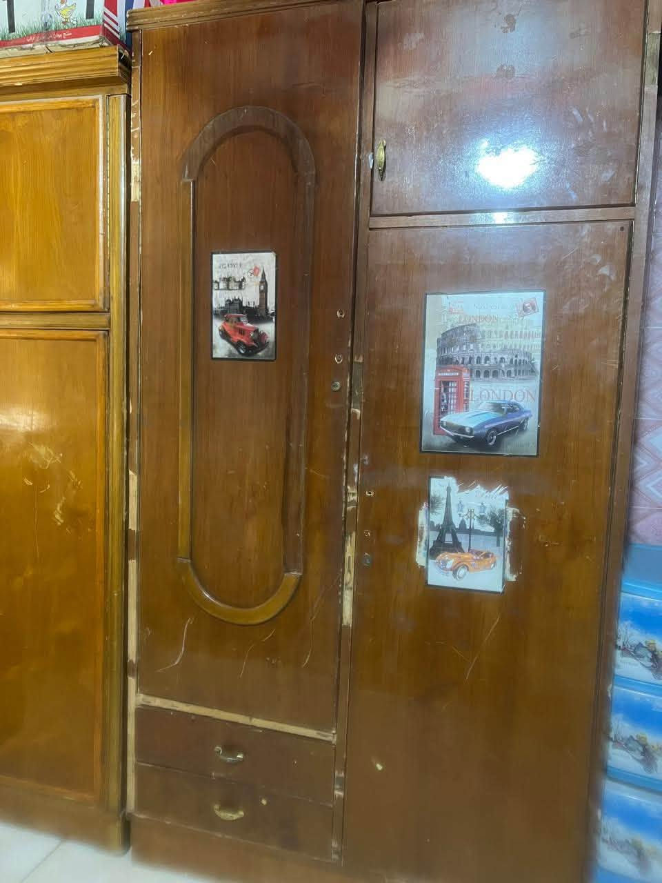 اثاث بيت كامل للبيع ***********
غرفة نوم 5 قطع
تخم قنفات تركوازي 2 قطع كبيرة و3 فردية
تخم قنفات رصاصي 2 قطع كبيرة و2 قطع فردية حمر
كنتور عدد 2  ابو البابين
جرباية ام النفر طابقين
ثلاجة 
طباخ
كاونتر+ملحق
ميز خشب مال مطبخ
تلفزيون قياس 50
رحلة دراسة مال اطفال
زولية 5*4 م
