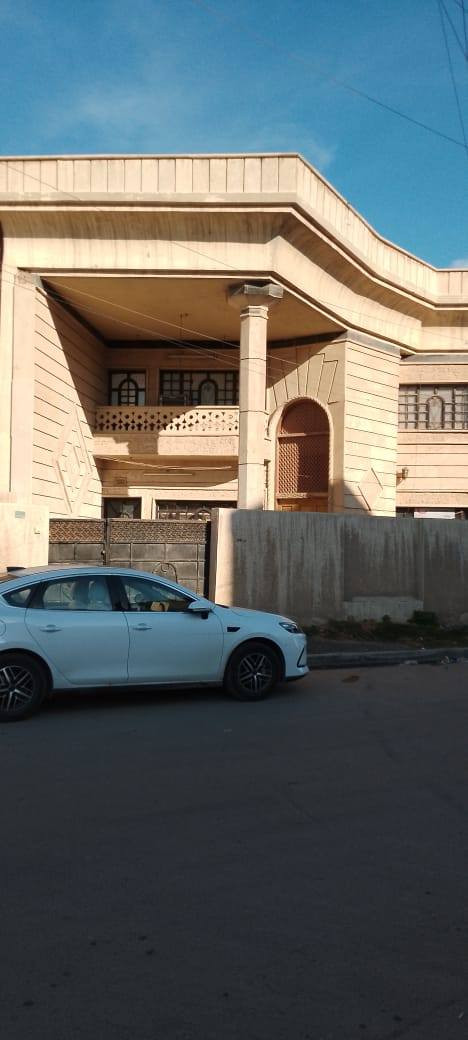 بيت للبيع ركن تجاري على شارعين حي القاهرة الشماسية خلف دور الارامل قرب الشارع العام يبعد 100 متر عن شارع باب المعظم شعب مقابل مطعم القاهرة
مساحة 160 م
طابقين يحتوي الطابق الارضي على صالة 5 *6 وغرفة نوم 4 * 5 ومطبخ حار وبارد  ومناور وحمام + تواليت 
الطابق الثاني ثلاث غرف نوم مع صحيات 
للاستفسار الاتصال 
***********
