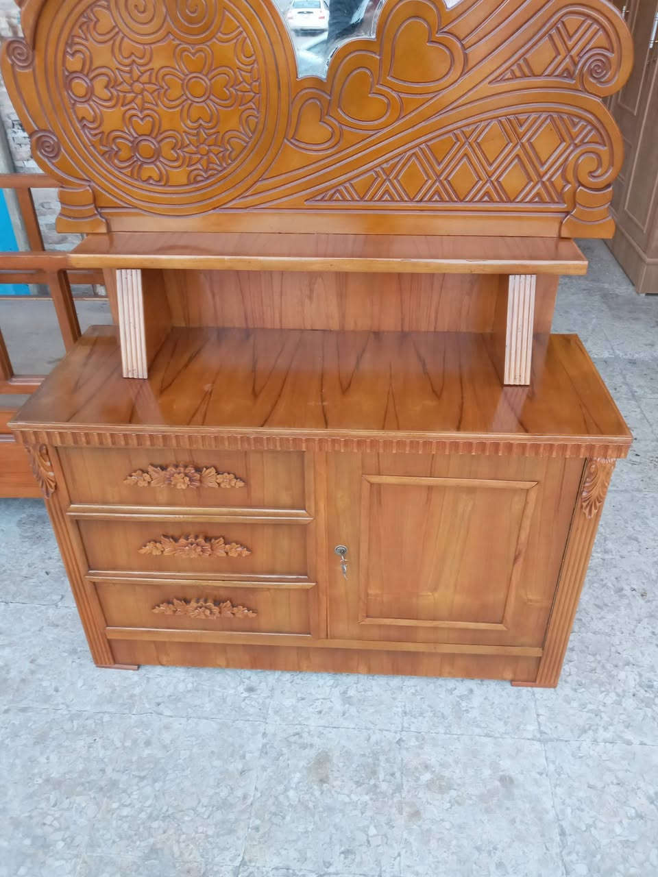 ميز تواليت شغل ثقيل العنوان حي الحدباء خلف مرطبات البحرين ***********
