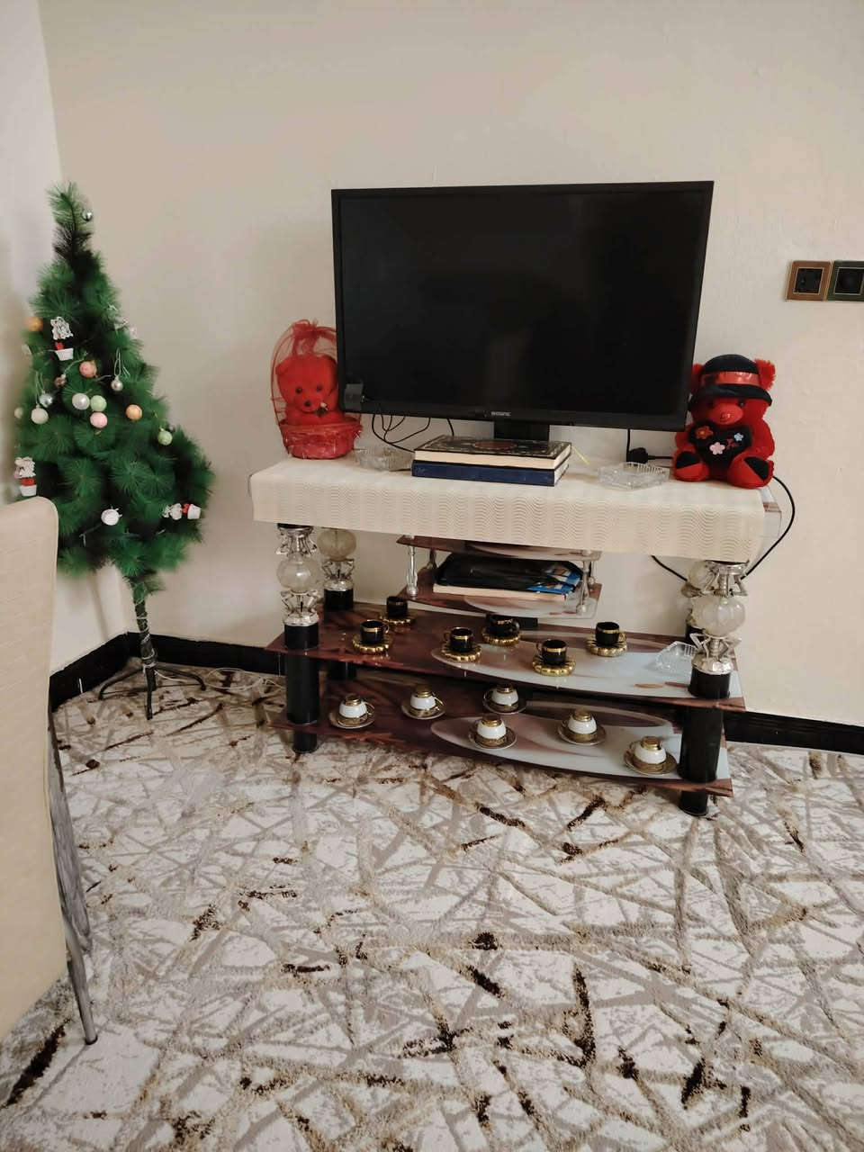 غراض منزل للبيع ..  ممستعملات هواي اخو الجديد.  الي يريد يتصل ع رقم ***********
