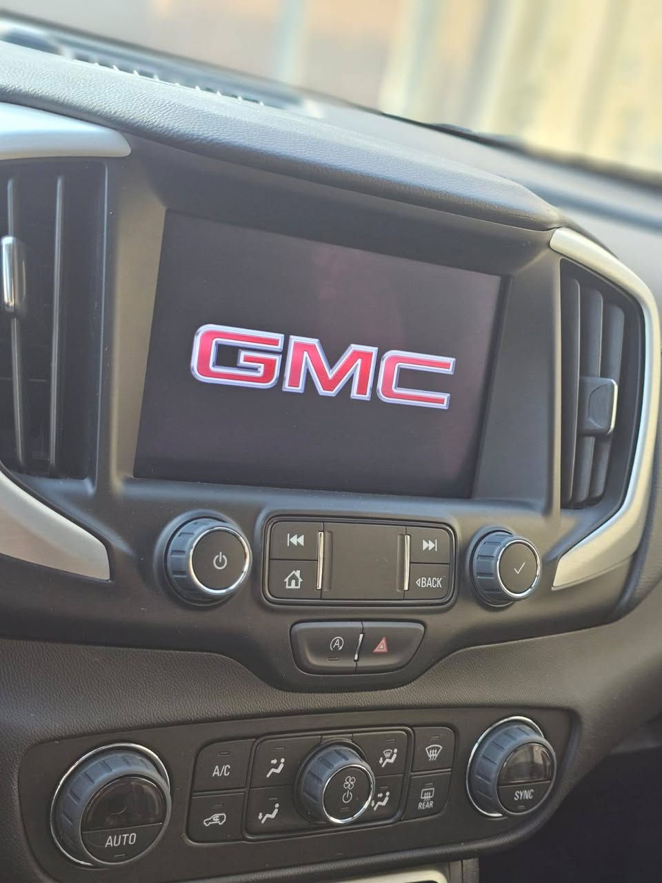 جمسي تيران موديل 2024
مواصفات SLT  معروفة 

مفتاح التشغيل بصمة وتشغيل عن بعد 

2 قطع تبريد 

5 بصمات ابواب 

صندوق كهرباء 

كشانات الامامية كهرباء 

تدفئة بالكشنات 

تدفئة مقود 

نضام سماعات BOSE

سايد بريك بصمة 

خز كشن

مخارج UBS

رادار امامي + تحديد مسار 

رادار جانبي نظام النقاط العمياء 

اشارة بالمرآة 

شاشة تدعم نظام الاندروي

كشافات امامية زنون 

حجم الاطارات 18 انج ويل كب 

حجم المحرك 4 سلندر 1500تيربو AWD

 نضام سبوارت

ناقل الحركة 9 نمر 

عداد المسافات الحالي 4000 الف مايل 

الضرر يوجد صبغ في الدعاميه

يوجد بارد خفيف في  الجاملغ  الامامي 

ايرباك دركه ودشبول + بردات ضارب 

جميع صور المزاد مرفقة بالمنشور 

السعر  مناسب 
عنوان بغداد 
للاستفسار ***********  بي وتساب
