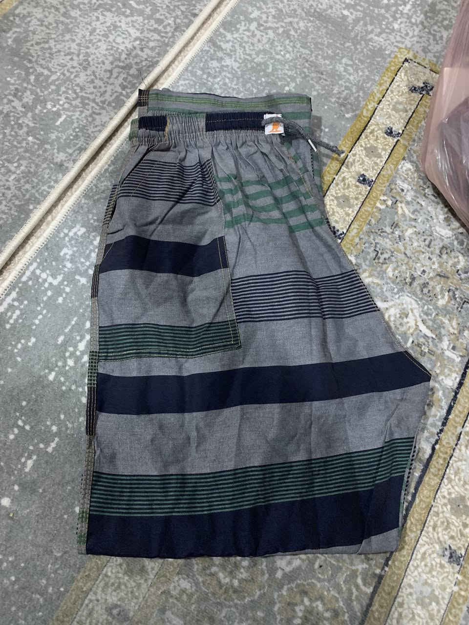 هیلەک سوف خوری پیاوان چوار ڕەنگە٢١ دانەیە
فانیلەی سوفی  منالان ٢٥ دانەیە 
بیجامەی پیاوان٦ دانەیە
جۆراب زستانە ٥ دەرزەن

حەوت قایش پشت 
١٢٧ کڵاو زستانە 
***********
هەرکەسیش گشتی بوات لە جوملە هەرزانتر ئەیدات
