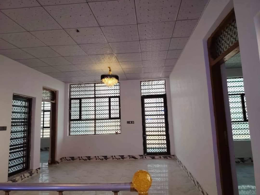 200 طابقين سعره 95وبيه مجال 😳
بيت على شارع المطار مقابيل ملحق القريه الغدير

البيت بيه 4غرف صالتين صحيات استقبال مطبخ بارد مطبخ حار البيت فول ومناسب مال جناي متوازي طابو زرعي سند 25 بناء طابوك جمهوري صب كونكريت سيراميك بورسلين ثقيل الاستفسار اتصال

*********** او واتساب
