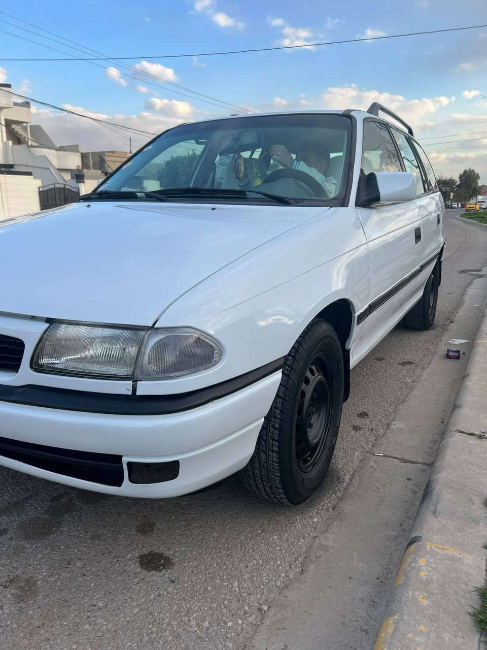 للبيع اوبل استرا موديل 1992 ابيض رقم كركوك انكليزي سنويه لل 2027 بطاقه بانزين بشرط التحويل والغرامات صبغ حزام سياره داخل خارج كلها جديد تخم تاير باتري جديد صدر امامي خلفي جديد كهربائيات كلها على وضع الشركه محرك 16 الكير عادي محرك كير بشرط تراي وين ما تريد سياره جاهزه مال بيت عنوان السياره في كركوك بيع سريع ومستعجل عل بيع السعر 39 وبيها مجال وشايف خير الي يأخذها 
***********
