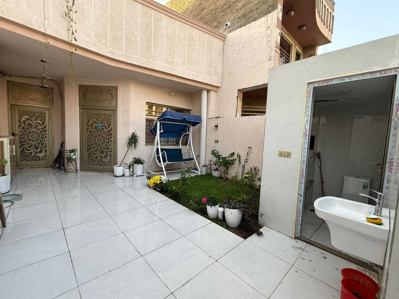 بيت 150 متر واجهه 6 في 25 حي الحسين قريب على شارع الامن القومي طابق ونص يحتوي على غرفتين وصاله وحولي ومطبخ وخدمات السعر 350 استفسار ***********
