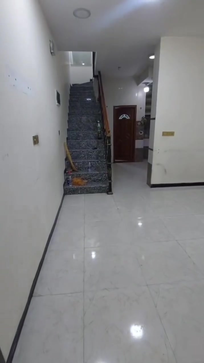 بيت للايجار مساحه ٥٠ متر
ثلاث طوابق يحتوي على صاله ومطبخ و٣ غرف نوم وصحيات 
مقابل ابو طياره شارع مطعم ليمونه وسط المنطقه 
للاستفسار 
*********** واتساب
