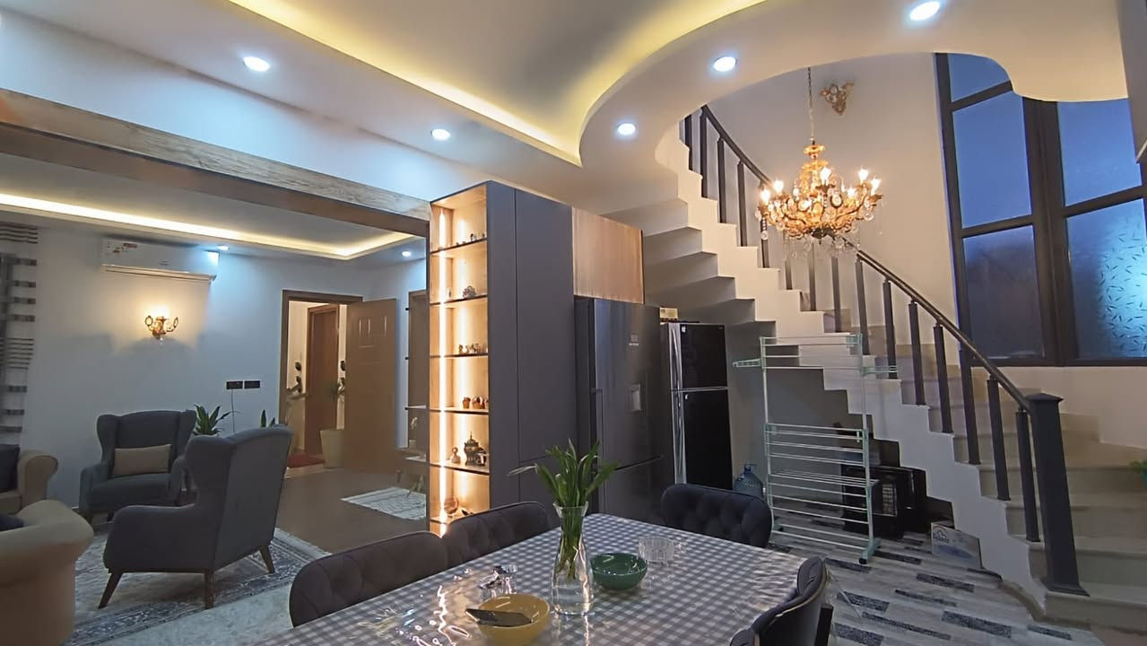 بيت للبيع مؤثث بالكامل
الموقع :اربيل
 في مجمع مارينا 
المساحة:351 m
 يتكون من:
♦️4 غرف 
♦️صالة
♦️استقبال
♦️مطبخ 
♦️حديقة،كراج
♦️صحيات
للاستفسار التواصل خاص او واتساب:
***********
***********
