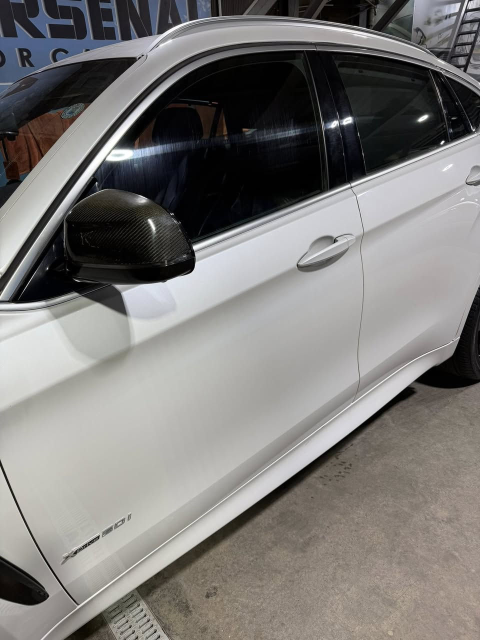 السلام عليكم

سيارة BMW X6 موديل 2015 محرك 8 سلندر توين تيربو، السيارة وارد خليجي وكالة العروش (وكالة BMW العراق) كلين تايتل ما بيها لا بارد ولا دافي، السيارة ماشية 120.000 كم وكلش نظيفة تصرف عليها بالزايد 10 اوراق ترجع توها طالعه من المصنع.

السيارة أعلى مواصفات بفئتها ومن الاخير رايدها ب 250 ورقة (دفترين ونص) ورقة ما أوكع إذا تناسبك السيارة ببغداد وهذا رقمي *********** واذا ما تناسبك فتروحلك فدوة السيارة.
