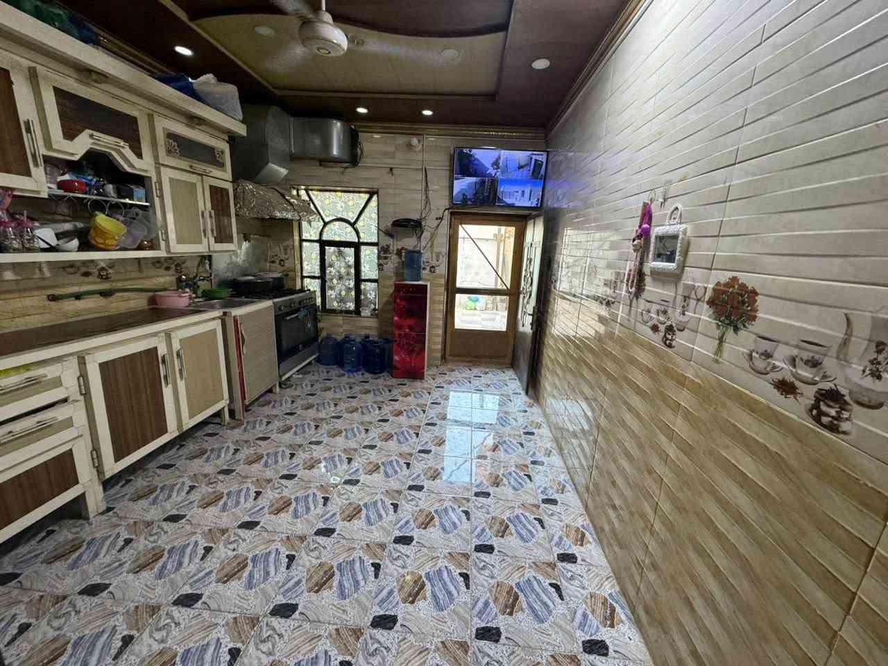 بيت في شارع المطار قرب جوهرة العرب قريب ع الشارع والشارع الي بصفه كله تبليط
مساحته160م يحتوي عله استقبال وصاله ومطبخ حار وبارد وغرفتين جوه وحديقه واسعه والطابق الثاني سويت كامل صاله وغرفه مساحته7x4 
وحمام البيت كله سقف ثانوي وسيراميك وكاشي بورسلين
*********** واتساب فقط 
***********
