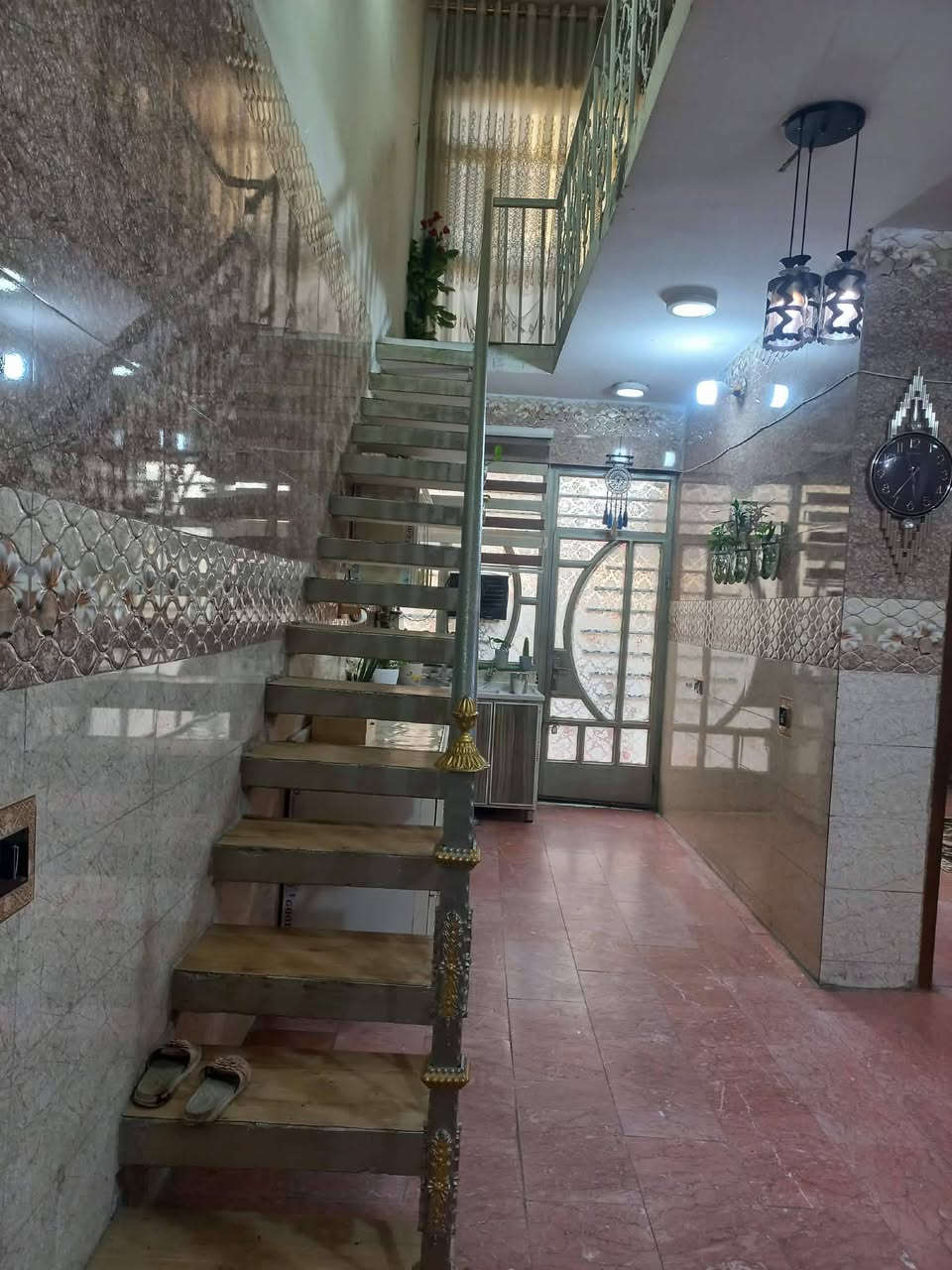 بيت للبيع بالخطيب زراعي ١٠٠ طابقين تحتوي على صاله وحولي ومطبخ وحمام جوه غرفه وغرفتين فوك وحمام  الاتصال بالرقم  ***********

