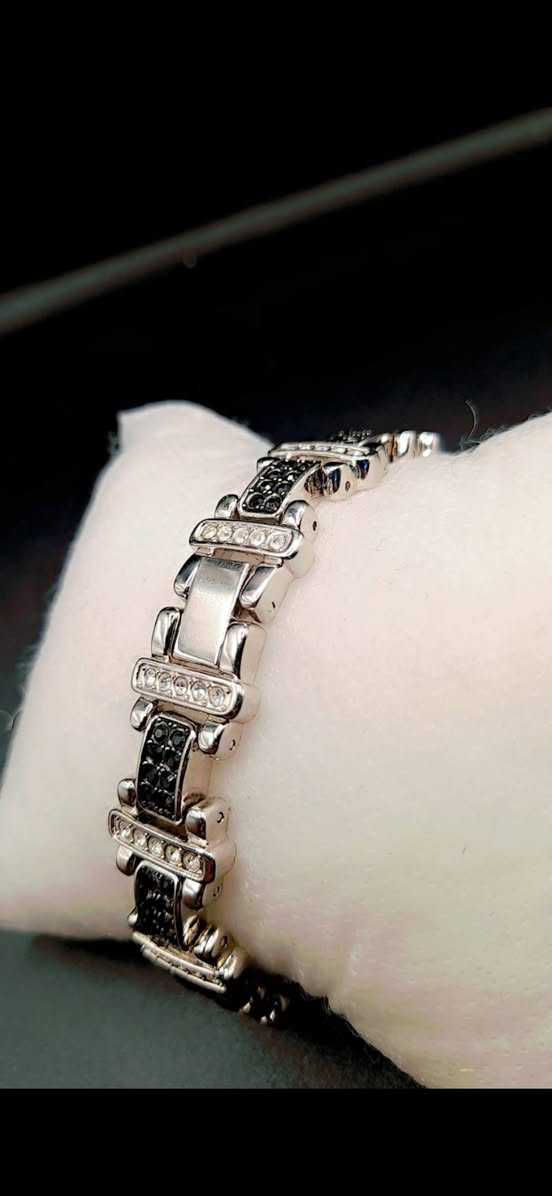 سوار ستانلس ستيل مرصع بالزاركون الاوربي بصياغة وتطعيم خاص الوزن 45غم وبحجم ستاندر قابل للتصغير او التكبير ،،، 

       ***********        واتساب
