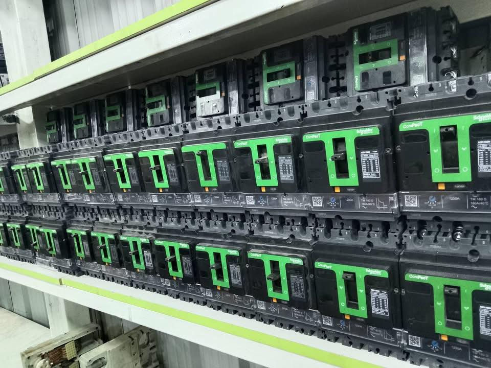 يالله متوفر جميع مواد السيطره الكهربائيه وباسعار تنافسيه كل من قواطع كونتكترات لوحات سيطره كل ما يخص الكهرباء متوفر للتواصل الاتصال 
***********
