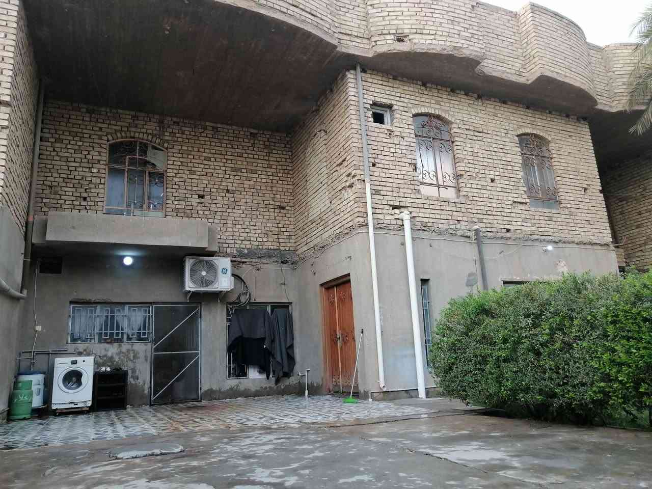 بسم الله الرحمن الرحيم
# بيت_للبيع  طابقين 
في حي الجولان
قرب مستوصف الجولان الطبي
نافذ على الشارع العام سادس بيت عن الشارع العام الفرع المقابل لمرطبات شتورة
المنطقة تبليط ورصيف ومجاري حديثة وأنترنت ضوئي
المساحة :  400 م
الواجهة :  16 م
النزال : 25 م
الشارع :  10 م
البيت مكون من طابقين وحديقة كبيرة
بناء الثمانينات ومحدث 
الطابق الاول 
3 غرف نوم 
صالة وحمام
استقبال 
هول
مطبخ 
كراج
حديقة 
الطابق الثاني
3 غرف نوم
حمام
تواليت
سطح الطابق الاول شتايكر
سطح الطابق الثاني بدون شتايكر
نوع الملك : طابو صرف سند 
السعر:  420  مليون وبي مجال 
للاستفسار : الاتصال على الارقام التالية : 
***********
***********
