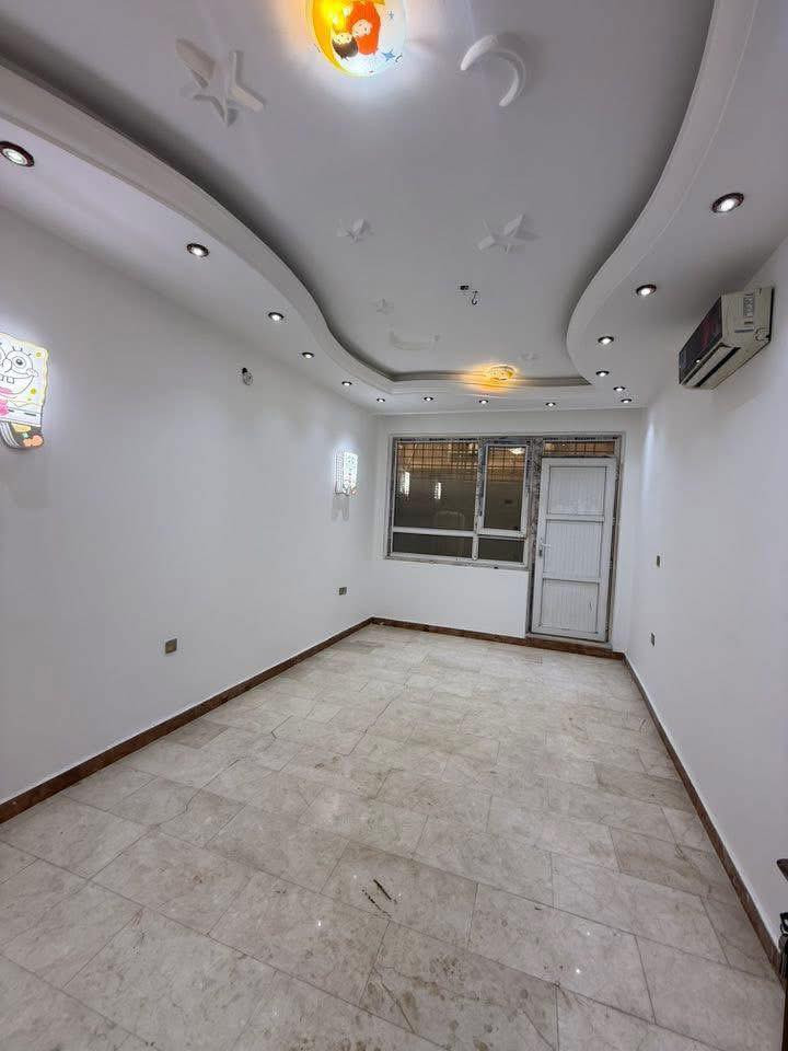 بيت حديث للايجار في كراده خارج قرب شارع العام تفاصيل ٥ غرف نوم وصاله عدد ٣ وصحيات ٣ وشلال داخلي ومخزن كبير وكراج مساحه العقار ٢٥٠ متر سعر الايجار ٣٠ ورقه للاستفسار ***********
