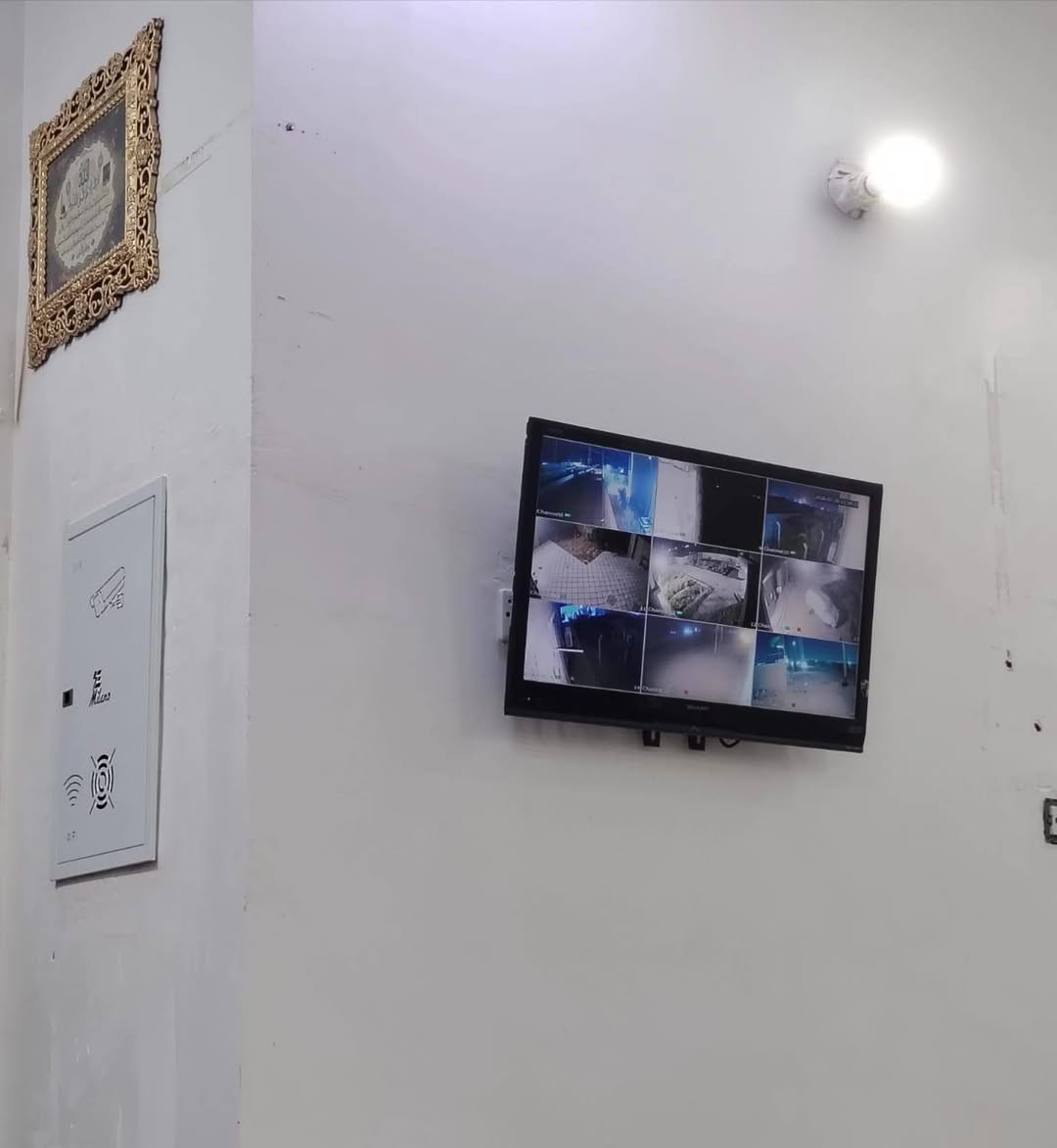 قال تعالى:(إِنَّا لَا نُضِيعُ أَجْرَ مَنْ أَحْسَنَ عَمَلًا) 

العمل.. ليس عقاباً، بل مكافأة وقوة ومتعة. لا شيء يجعلنا سعداء سوى أن نرى أنفسنا ونحن ننجز شيئاً ذا معنى".

جانب من أعمال الصيانة .. بورد كامرات اكثر كفاءة وجودة للحفاظ على أجهزة الكامرات. ذات طابع جمالي داخل المنزل . نعمل بأحدث التقنيات بأسعار مناسبة وضمان جودة العمل، مستعدون لتجهيز كافة المنازل والدوائر والمراكز الخدمية والمحلات التجارية 

#حيدر_التميمي
#ذي_قار_قلعة_سكر
***********
