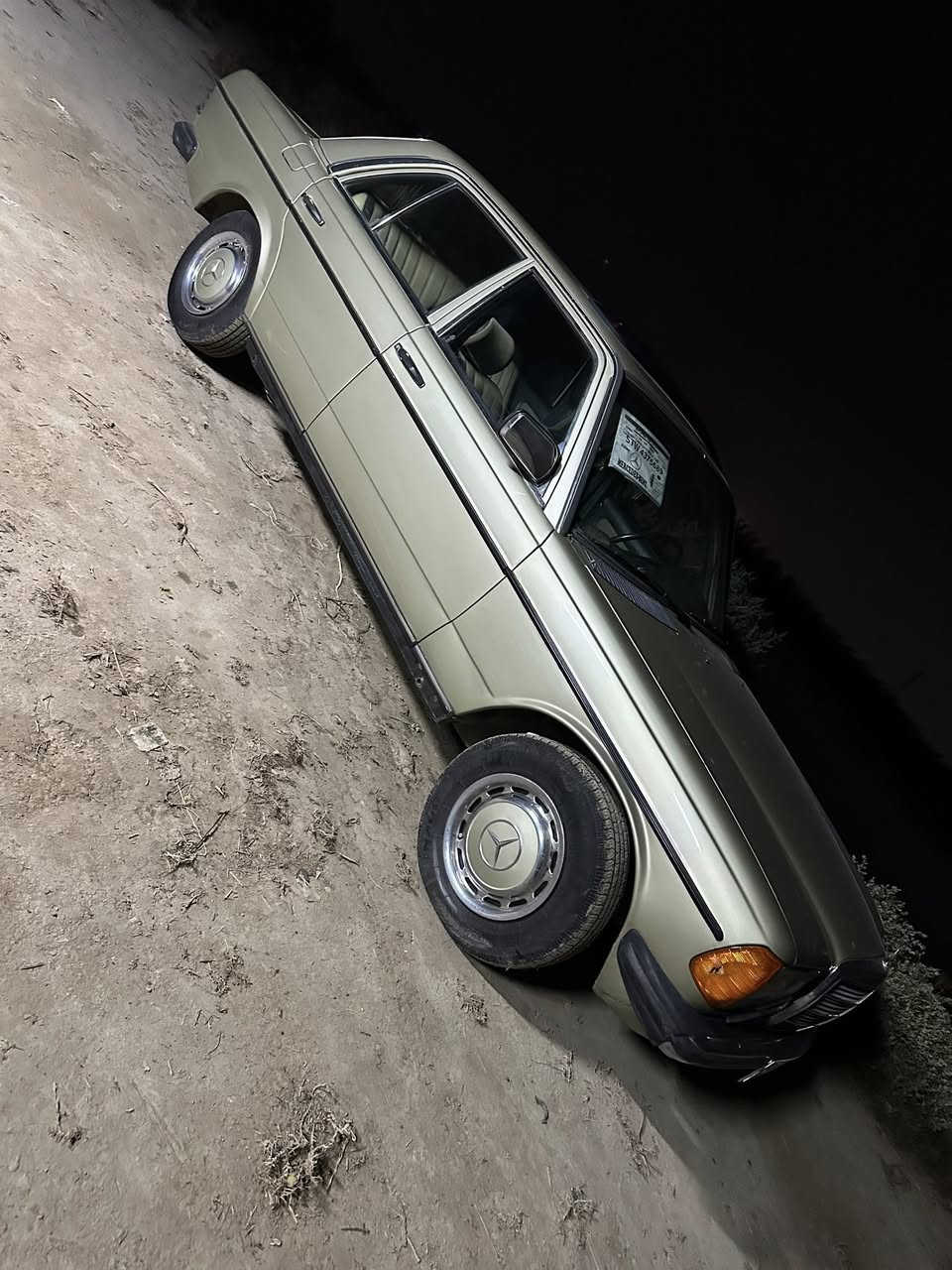 السلام عليكم مرسيدس أبو جحيل للبيع موديل 1984 سياره معمره تعمير درجه أولى كير محرك حداديه خير من الله محرك 230 قبق اسود عنكبوت 
 فتحه
كير أوتوماتيك 
السياره خير من الله
رقم بغداد 
و مكان السياره بغداد المدائن 
السعر 75 وبيها مجال بسيط 
الهاتف ***********
