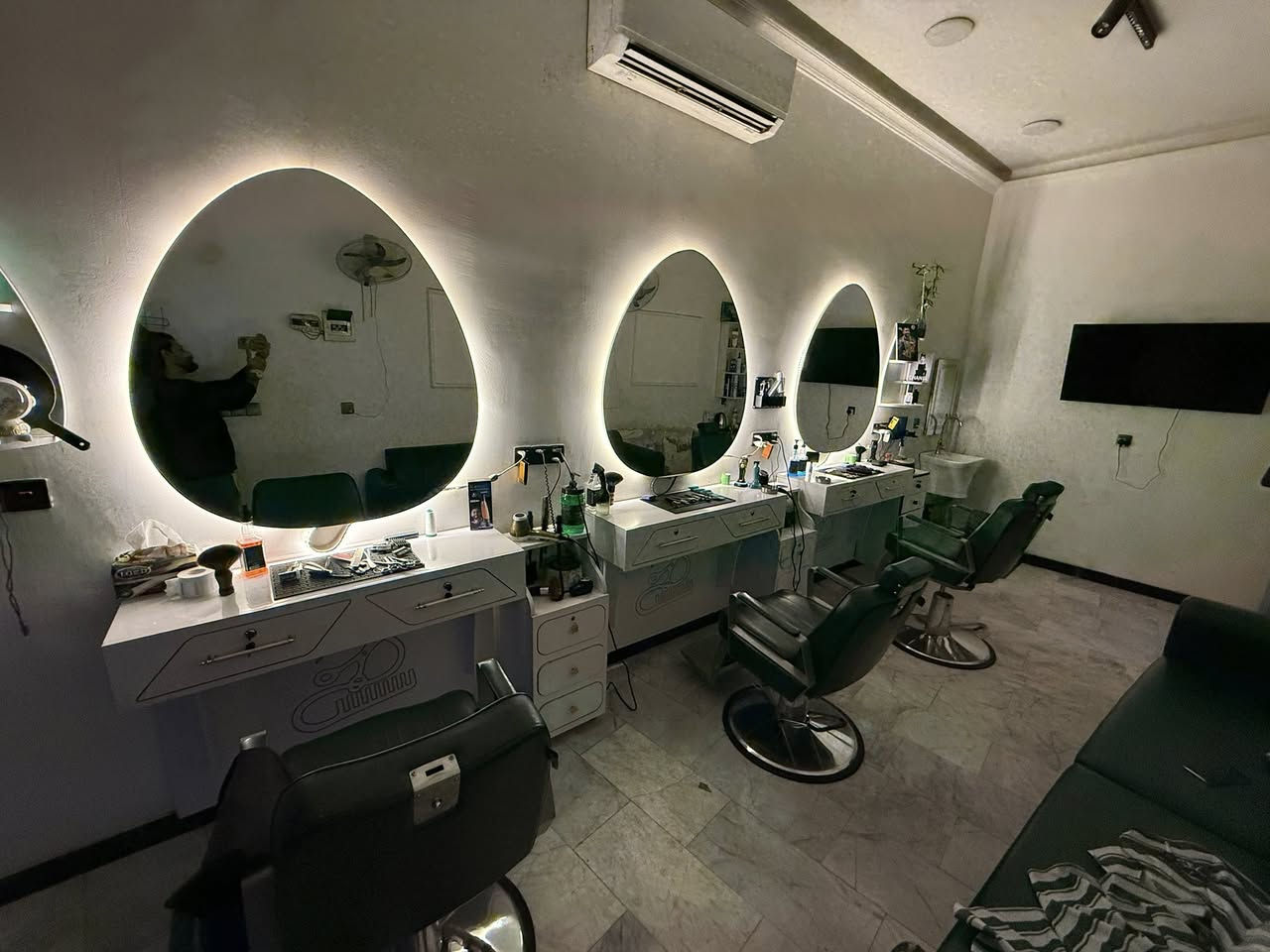 السلام عليكم ديگور حلاقة للبيع
مري عدد3
ميوزه عدد3
گومدي عدد3
رفوف عدد 2
رفوف مستطيل عدد2
قنفه 3 متر صايره قطعتين كل قطعه متر ونص
المكان الحريه /شارع الغاز / للاستفسار *********** بي واتساب
