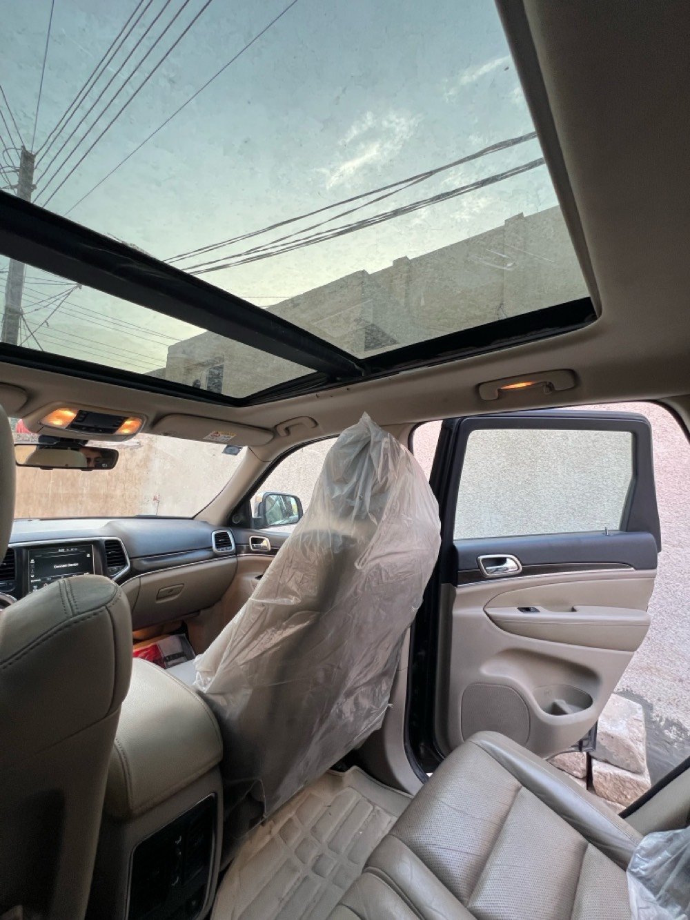 جيب كراند شيروكي لمتيد خليجي
 موديل 2014 بسعر 200$ 
محرك 6 سلندر 3500 كير طياره
فول مواصفات بانوراما بالكامل مري قلاب شفتات ستيرن 5 مودات قيادة حساس أمام وخلفي وجانبي ستيرن تدفئه وكهرباء 
مقاعد كهرباء وتدفئة وتبريد 
مقاعد جلد بلون بيجي
خزن ميموري
صندوق كهرباء 
شاشة كبيره 
جام اوتو
اشاير ترحيب 
دخول أبواب بصمه 
تشغيل عن بعد
نظام ECO توفير الوقود 
4x4 
زراك لايت
ماشيه 180 كيلو
سونار موجود 
***********