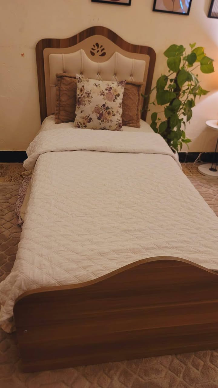 سرير نفر وكنتور تركي
نظيفات جدا ب325
*********** واتساب
