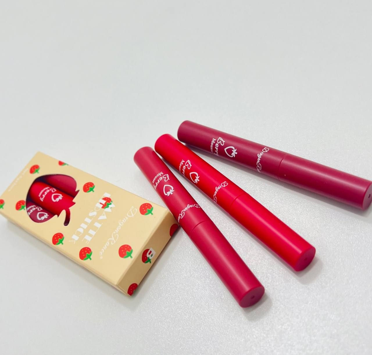 دلّلي شفايفچ بمجموعة أحمر الشفاه المطفّي بقوام الموس الناعم 🤍
ألوان ثابتة، ملمس مخملي، وإحساس خفيف كأنچ ما حاطة شي!
💋  ناعم وسلس على الشفاه
✔️ مظهر مطفّي أنيق بدون تشقق أو جفاف
✔️ ثلاث درجات مختلفة تناسب كل الإطلالات
✔️ ثبات حلو يدوم ويخلي شفايفچ جذابة طول اليوم
✔️ حجم عملي – كل علبة تحتوي 3 قطع (5غم لكل واحدة)
✨ من لوك ناعم إلى جريء… كلهم بعلبة وحدة
اختاري اللون، وخلي شفايفچ تحچي عنك 💖


**إذا كنت صاحب هذا الإعلان وتريد حذفه لأي سبب، رجاءا أرسل رسالة إلى الدعم الفني**