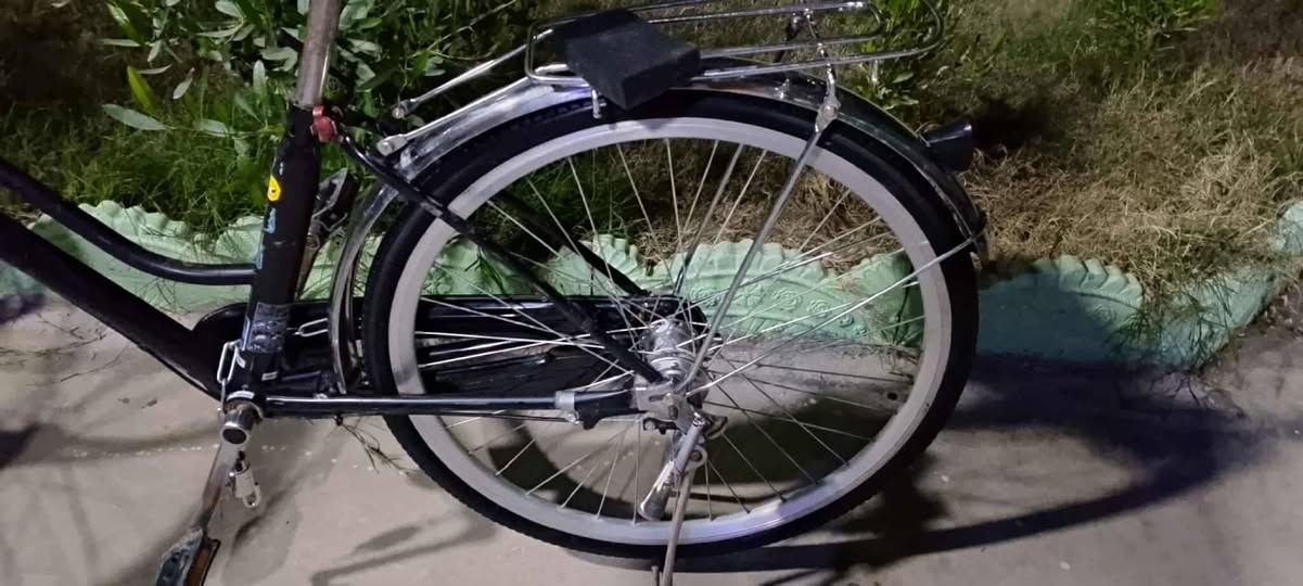 السلام عليكم بايسكل للبيع حجم26 لون اسود كير داخلي شغال حساس شغال كلشي ما عايزو 
السعر 90وبي مجال تواير وچوابه جدد 
 هذا رقمي*********** مكاني شركاط القصبة وحياكم
