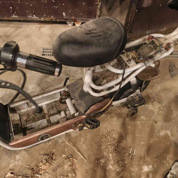 السلام عليكم هاذة الباسكل 2024موديل شغال كامل يرادلة بس بطاريات رايدة80الف وبي مجال بسيط ***********اليريدة يراسلني علة خاذة الرقم العنوان ديالى ام العضام@
