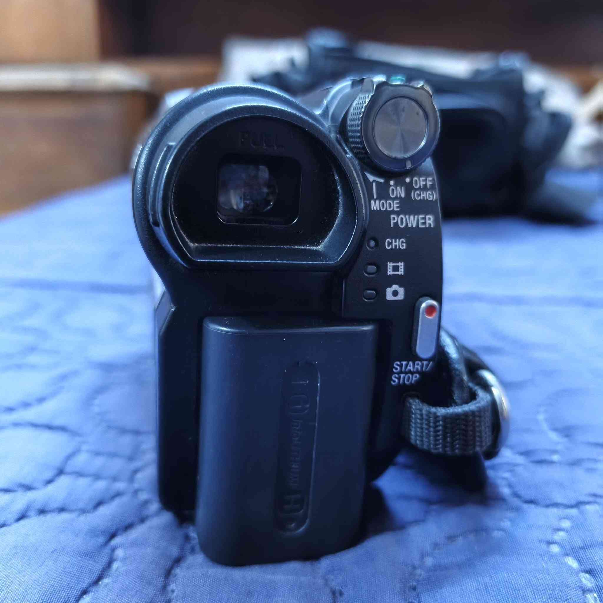 كامرة سوني Sony Handycam DCR-DVD650 كامره نضافه 100/100لا طابه تصلح ولا مفتوحه كامل ملحقاته شاحنه او كيبل عرض وبطارية الجنطه مالته من الاخير تجي وتشوف بيعين النضافه ولقطعه الحلوه العنوان بغداد السريدات ***********
