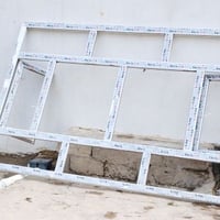 عندي هذا الشباك البلاستك للبيع قفل 75,000بيه مجال ,07507812514