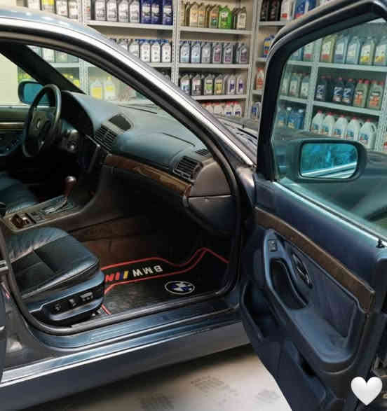 السلام عليكم سيارة بي أم كاسحة سيارة جاهزة صدر خلفي امامي جديد كشنات كهرباء سلايت روف جام كهرباء صندوق شفط مُري كهرباء شاشة كامرة رقم بغداد دولي بأسمي للبيع فقط ماأراوس السعر 85 وبيها مجال للطيبين ***********
