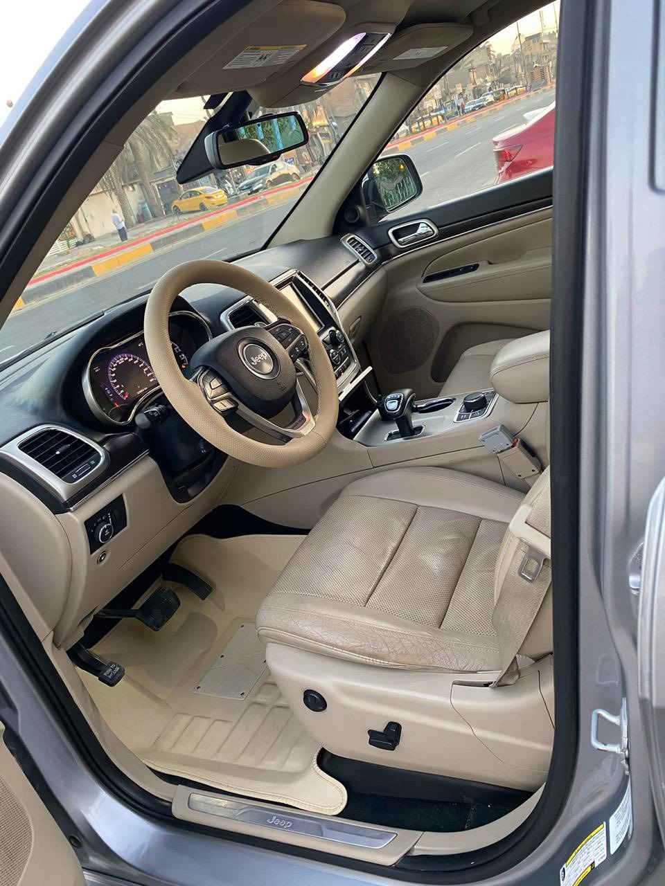 السلام عليكم  
( بيع فقط ) 
للبيع جيب 2014 لمتدد أمريكي 
مواصفات المتدد معروفه 
.السياره جوبلسات
بانوراما طويله 
12 سماعه 
رادر امامي 
شاشه جبيره 
قياده ذاتيه 
تحديد مسار 
كروز سرعه 
تشغيل عن بعد 
ماشيه 154.672 ميل 
السعر 180 ورقه وبيه مجال بسيط 
ماكان السياره الأنبار الرمادي 
للاستفسار واتساب واتصال على الرقم   
***********
