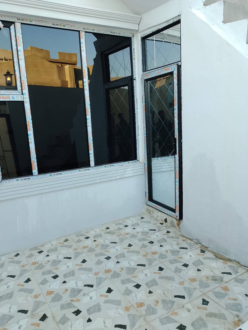 سلام عليكم بسعر مناسب للبيع بيت مساحه 100متر جديد صفر مامسكون فول سراميك نضام تبريد مركزي واجة فلين تركي ابواب تركي عنوان كركوك حي بدر فرع صيدلية الغدير السعر 38 للاستفسار الاتصال ***********
