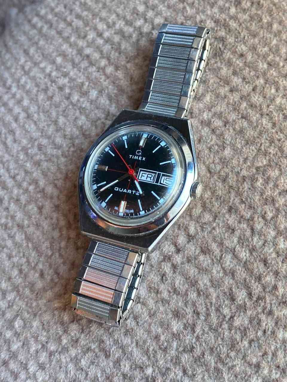 Timex Quartz Vintage
⌚ حركة كوارتز (بطارية)
📅 عرض اليوم والتاريخ

✨ نسبة النظافة: 85–88%
📍قطعة فينتج أنيقة بحالة جيدة وجاهزة للاستخدام
السعر 60 واتساب***********

