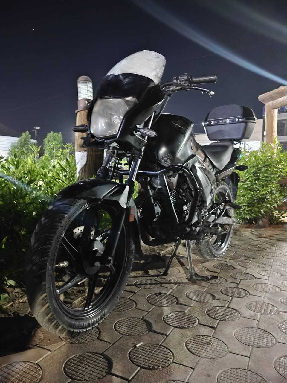 السلام عليكم 
هوندا يونكورن 160cc
الدراجه نضافتهه مثل متشوفون 
صفاحيات فايبر 
تايرات جدد
صندوك خلفي 
الدراجه نكره سلف بأي وقت 
قيم باليرضي الله وتعاال اخذهه شايف الف خير مكاني بغداد الشعب***********
