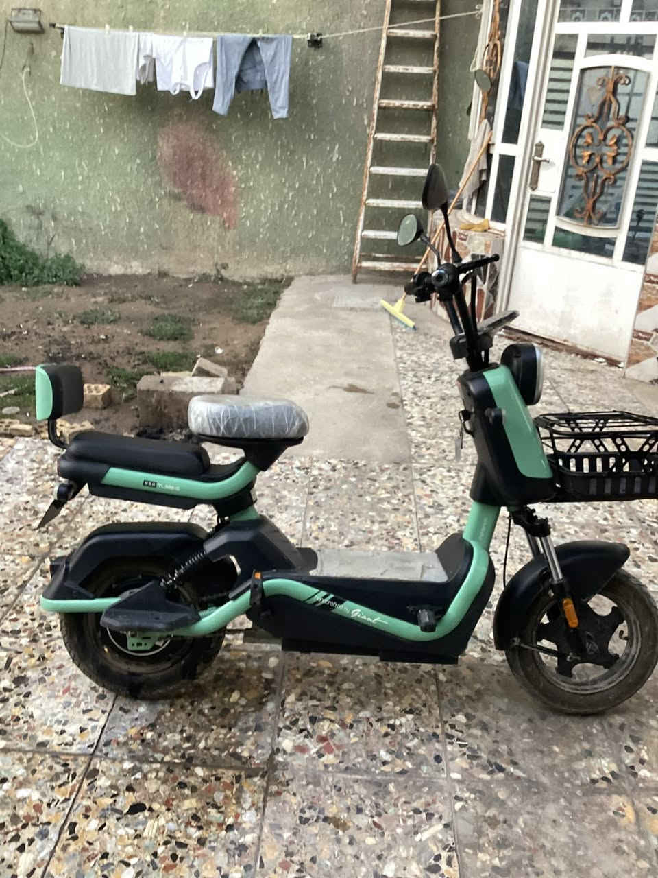 دراجة شحن للبيع حجم 16 مواصفاتها كلوب عالي ناصي وهورن وبريك امامي خلفي وأشاير يمين يسار وستاند خلفي وجانبي وبايدر ومثبت سرعة و3گير وشاشة واضحه تضهر عليها العطلات والسرعة ونظام حماية ويأتي معها جهاز تتبع GPS ويأتي معها الشاحنة وتكون سرعتها 25 -30 حقيقي وليست كذبي والدراجة نظيفة وبطارياتها كلش نظيفة وجديدة الموقع بغداد الدورة الميكانيك شارع الفورتات للتواصل السعر 500 الف للتواصل ***********
